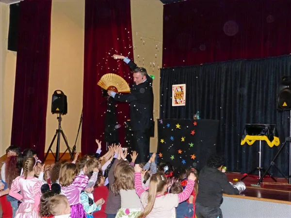 Enfants émerveillés pendant un spectacle de magie