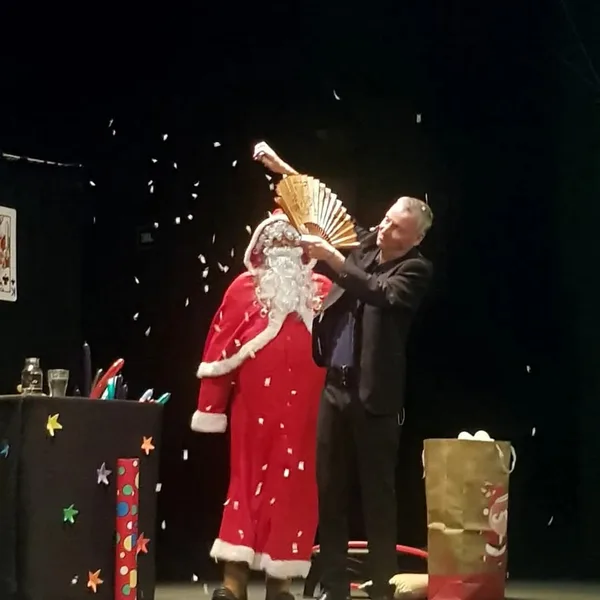 Francis Darcy sur scène avec le Père Noël lors d'un spectacle de magie pour enfants